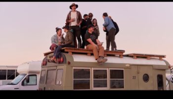 Pilsētas klejotāji: Ieskauj furgonu dzīvi pilsētas ainavās